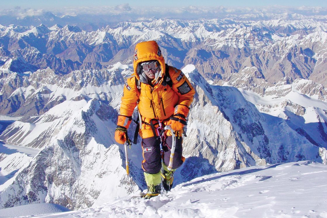alpiniste en haut d'une montagne 