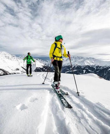 Skieurs pratiquant la randonnée 