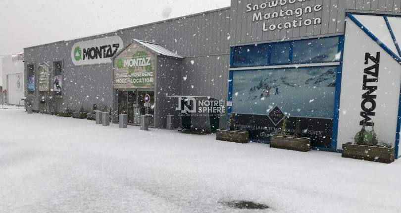 Devanture du magasin Montaz sous la neige
