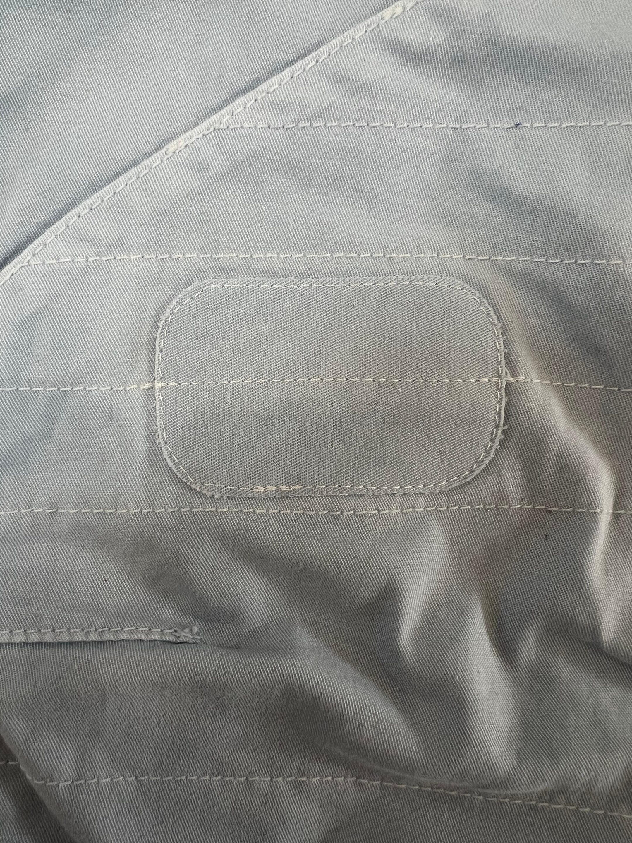 Patch cousu pantalon Patch cousu bleu sur pantalon escalade