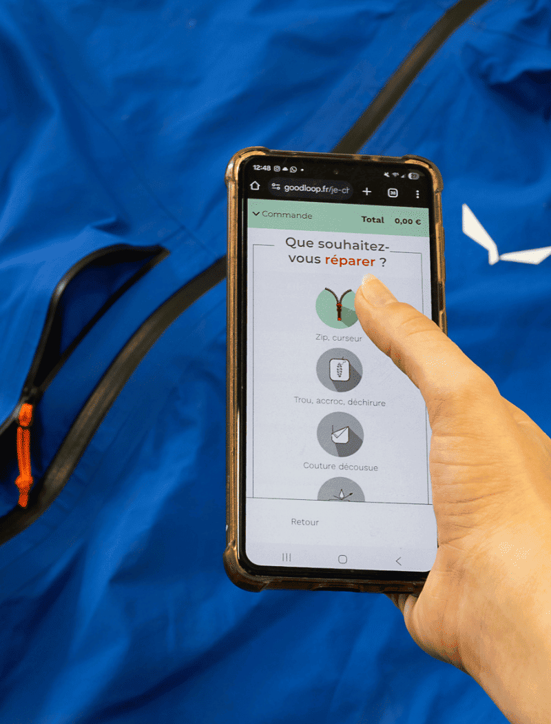 Une personne commande une réparation de fermeture éclair cassée sur le formulaire du site Goodloop.
