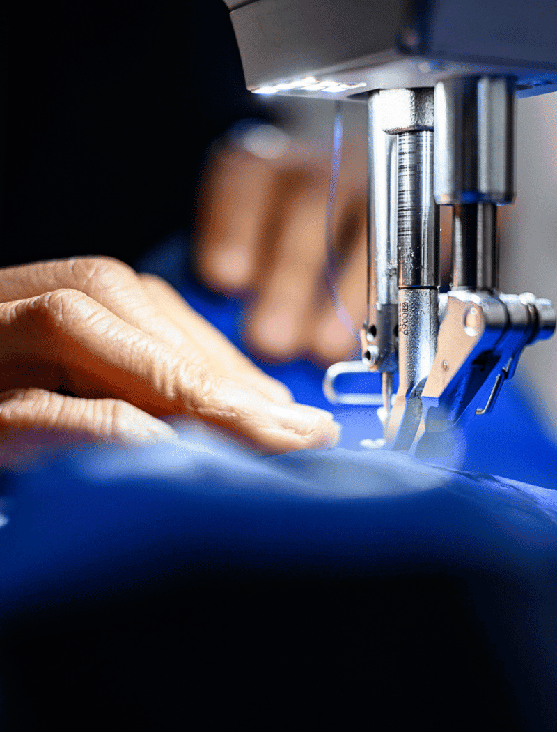 Réparation d'une fermeture éclair d’une veste dans l’atelier Goodloop.