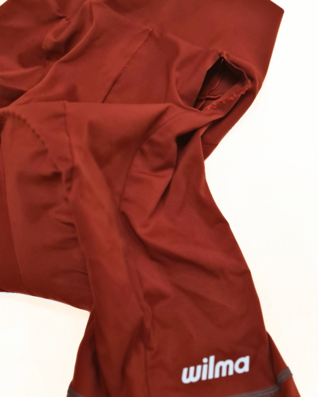 Cuissard de cyclisme présentant une couture décousue sur le côté avant réparation