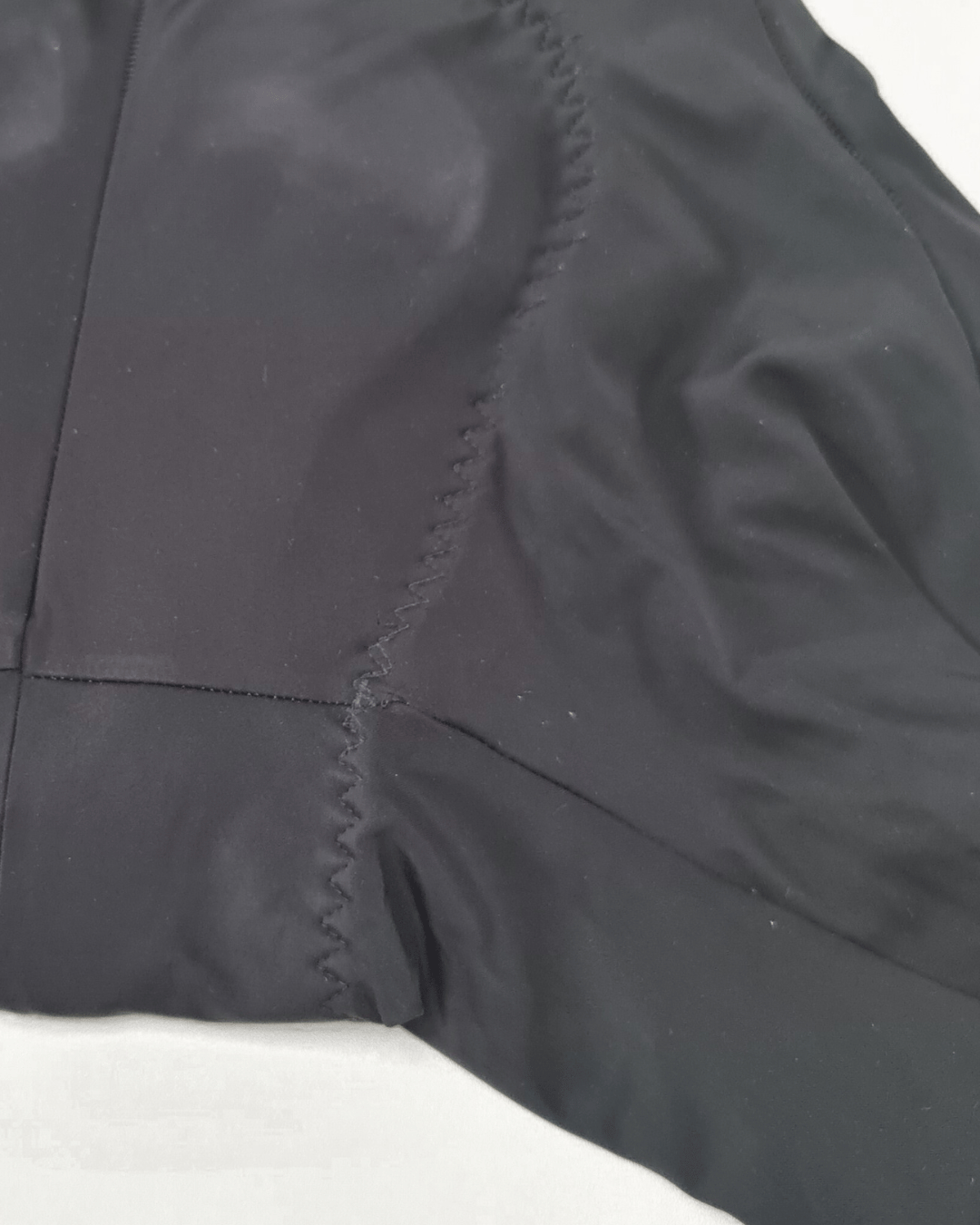 Cuissard de cyclisme avec la couture recousue après réparation.