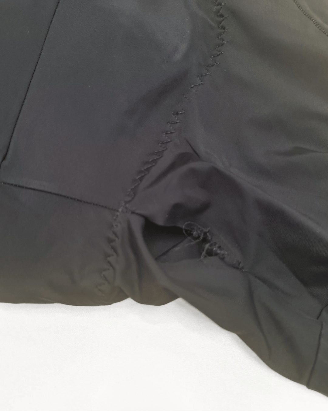 Cuissard de cyclisme présentant une couture décousue avant réparation.