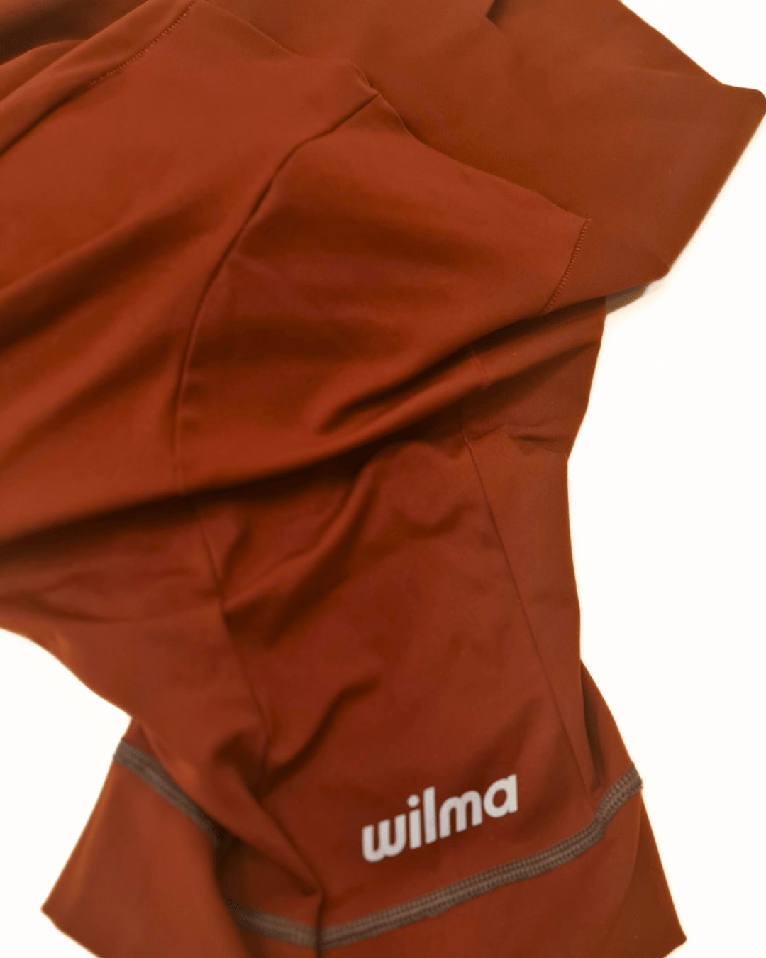 Cuissard de cyclisme recousu sur le côté après réparation