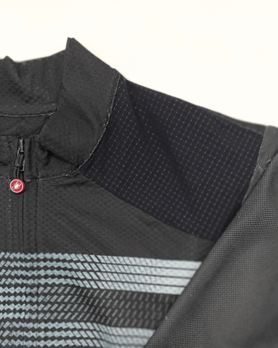 Maillot de cyclisme réparé avec un empiècement après intervention Goodloop.