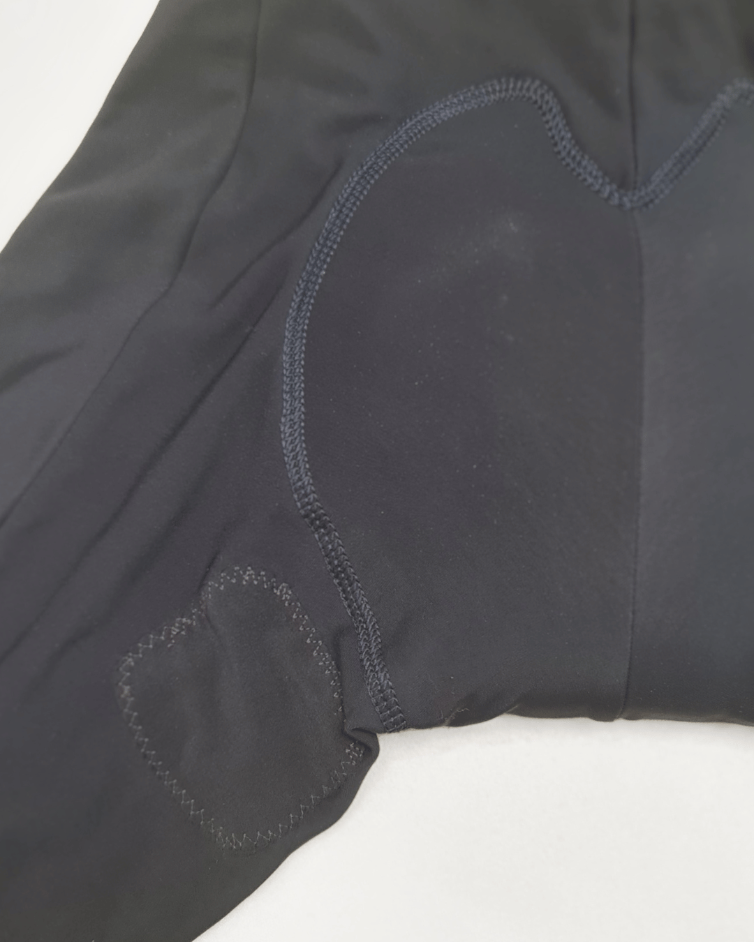 Cuissard de cyclisme réparé avec un empiècement après intervention Goodloop.