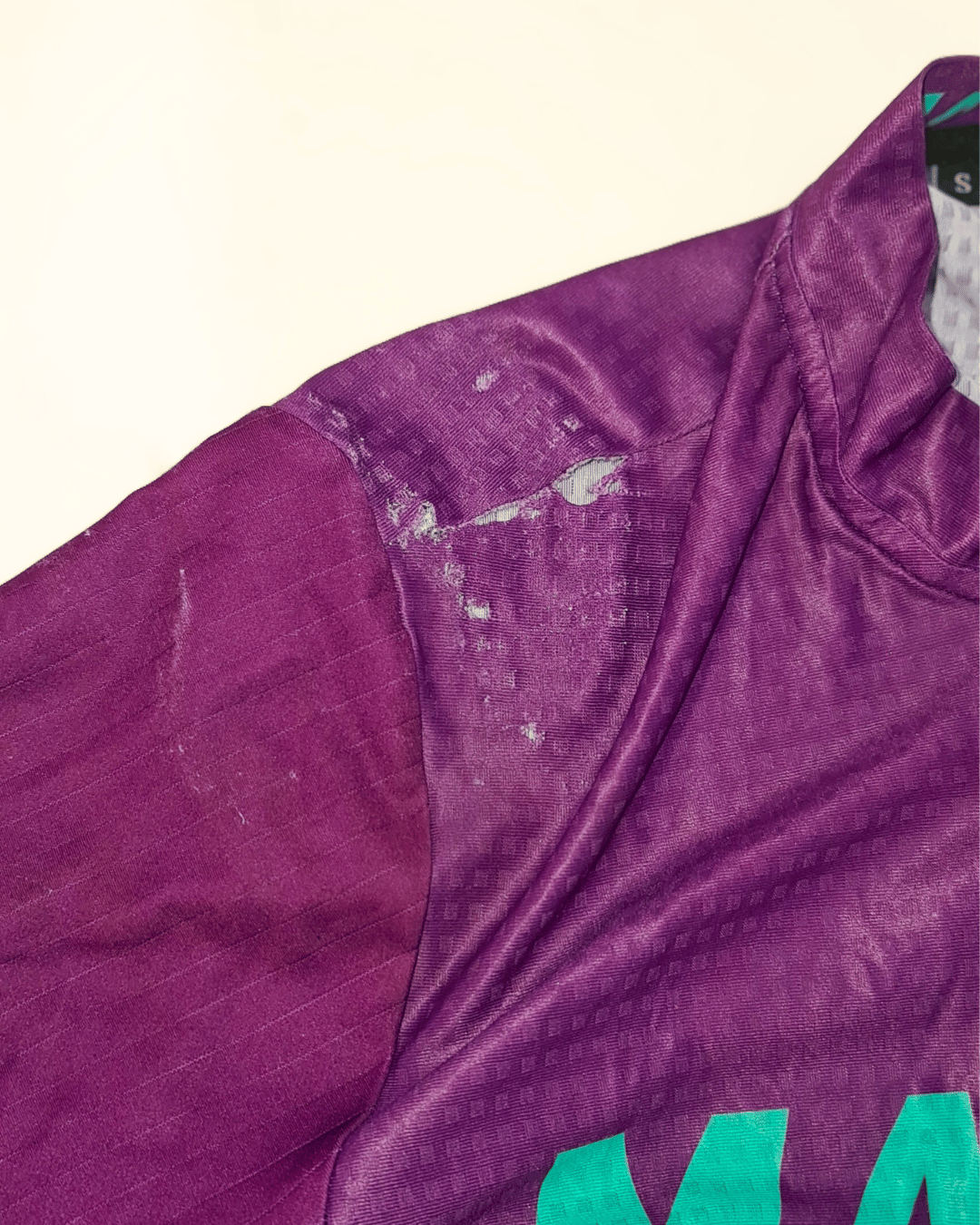 Maillot de cyclisme présentant un accroc avant réparation.