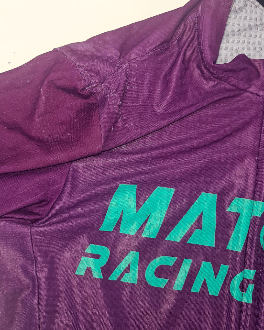 Maillot de cyclisme réparé avec une couture simple