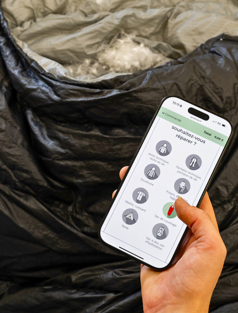 Une personne commande la réparation d’un duvet scout troué via le formulaire Goodloop.