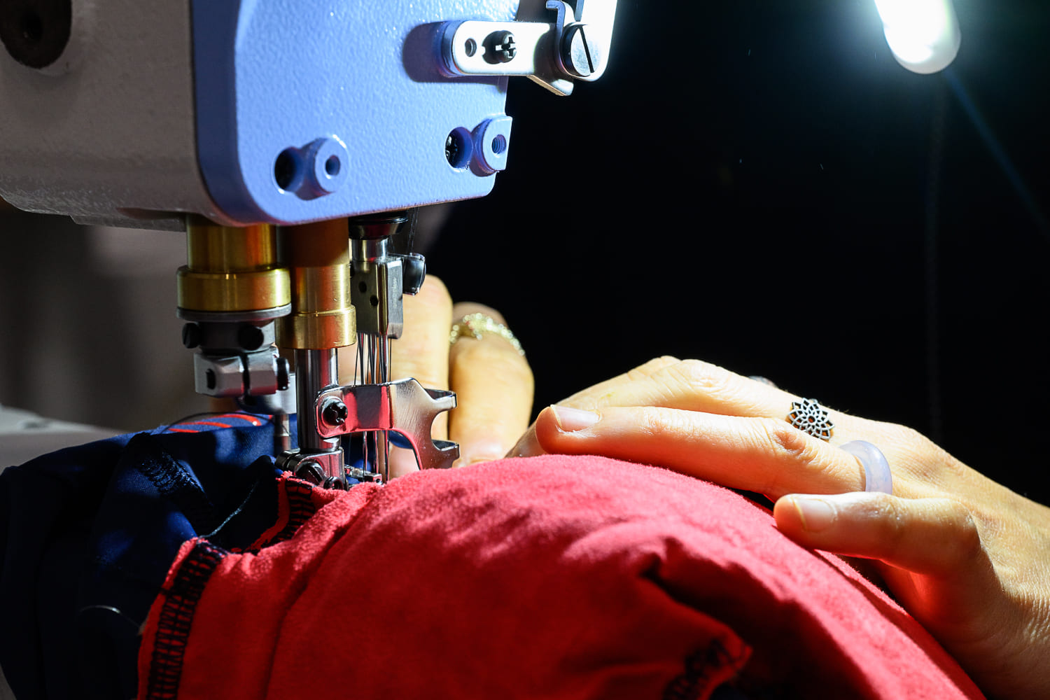 Réparation d’un chamois de cuissard de cyclisme avec une couture décousue.