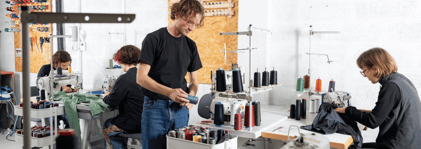 Couturières et couturiers au travail dans l’atelier Goodloop de Lyon.<br />
