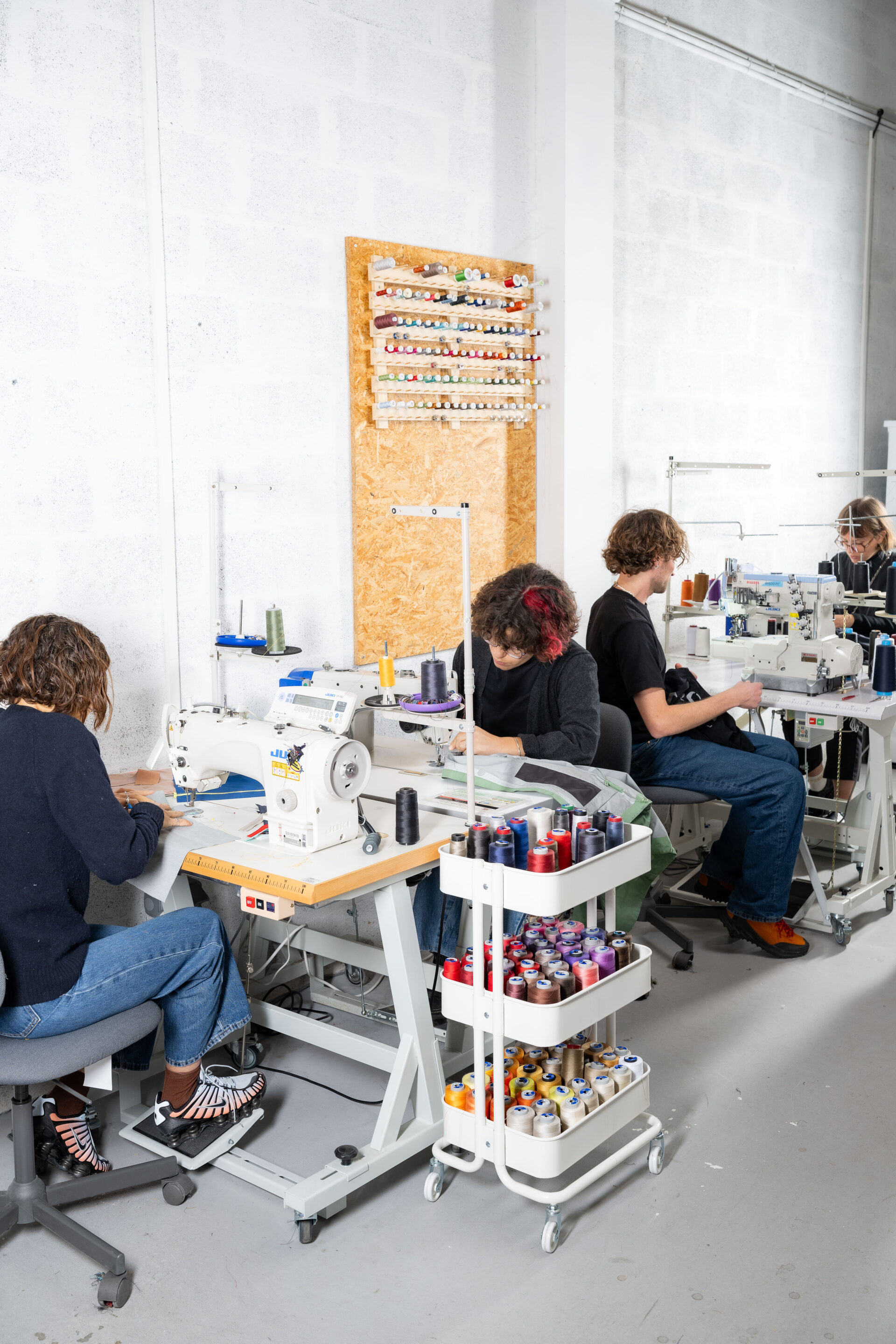 Atelier Goodloop couturiers couturieres en action Couturiers et couturières en train de réparer des vestes dans l’atelier Goodloop.