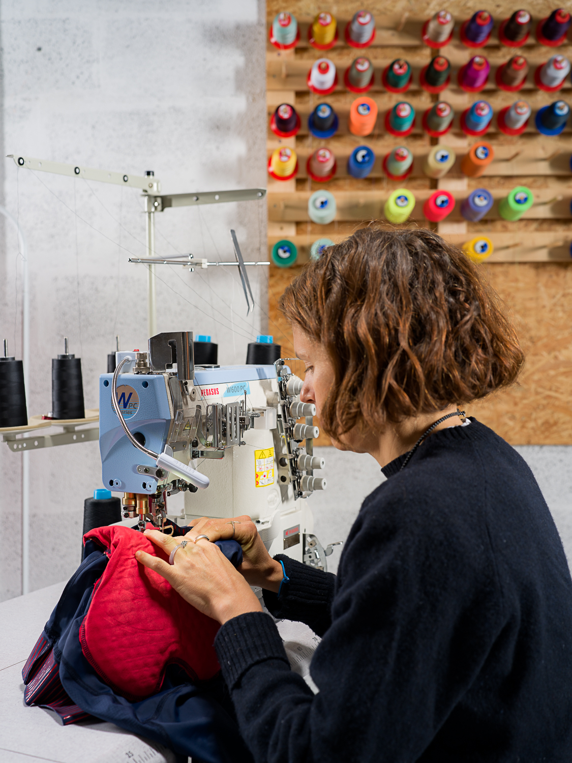 Couturière Goodloop en train de recoudre une couture décousue sur un cuissard cycliste