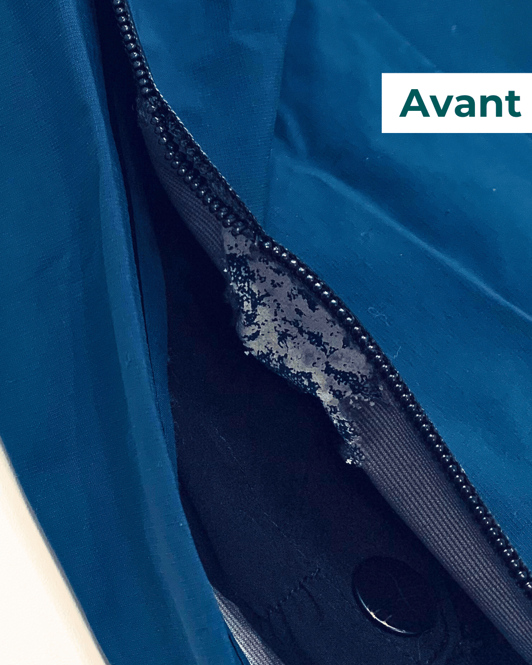 Dents cassées sur le zip latéral d'une veste imperméable avant changement de la fermeture.