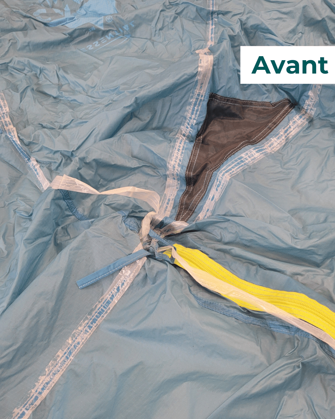 Intérieur d'une tente dont les bandes d'étanchéité se décollent des coutures avant intervention