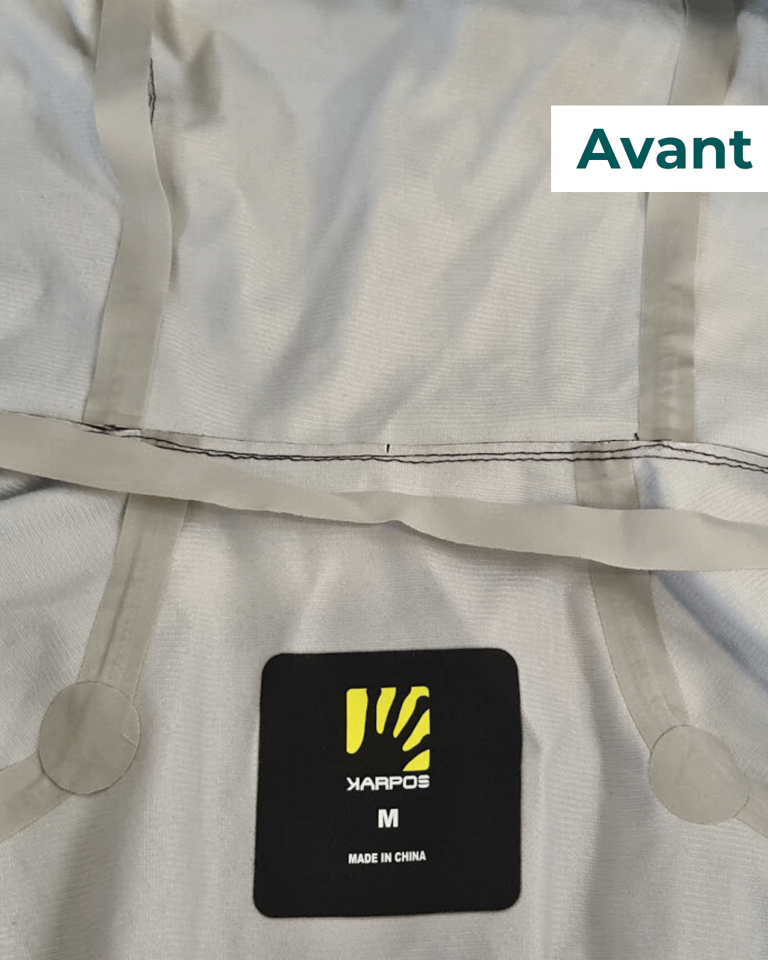 Zoom sur une capuche de veste imperméable dont les bandes d'étanchéité se décollent avant réparation