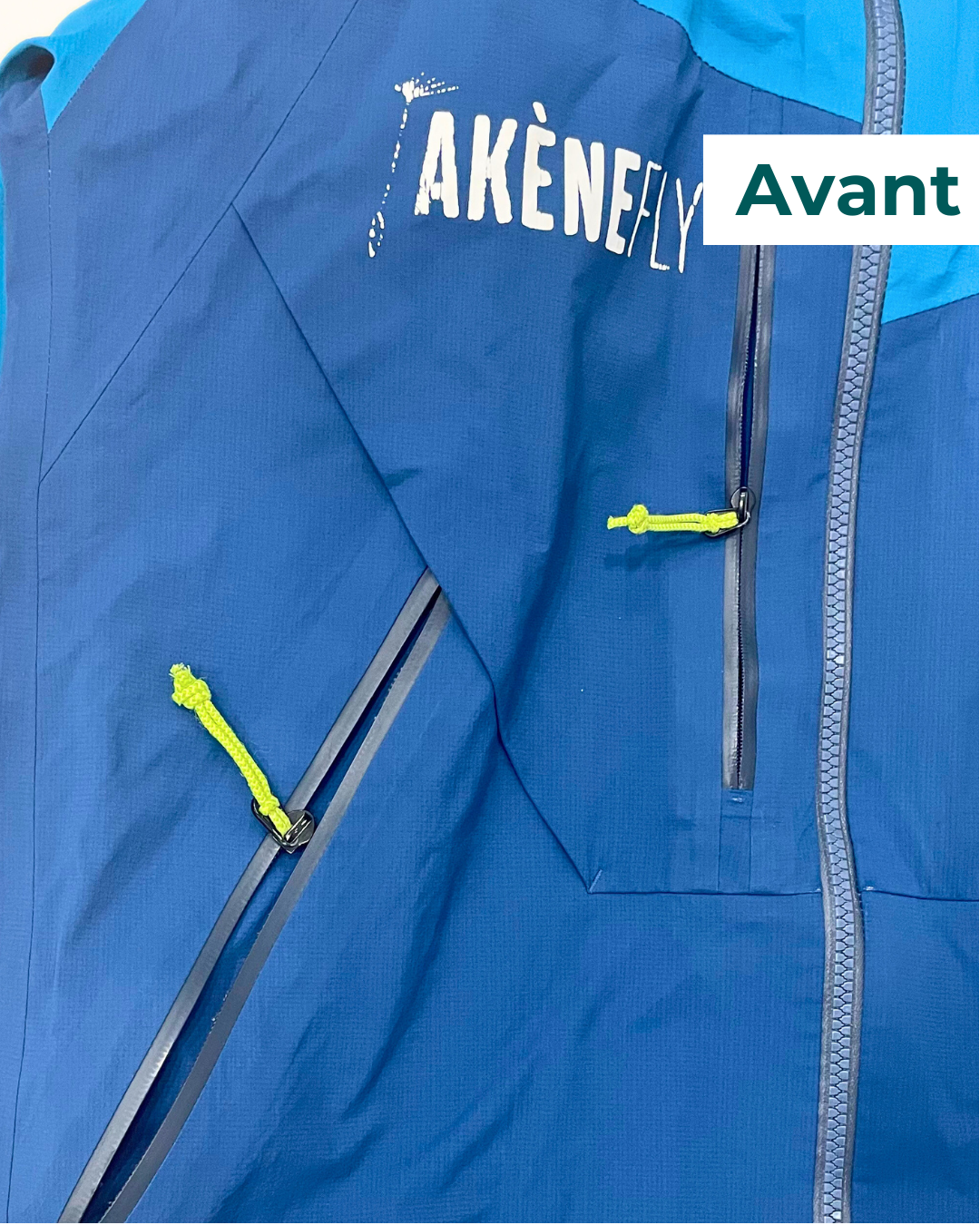 Deux curseurs de fermetures éclair cassés sur une veste technique Akenefly avant réparation.