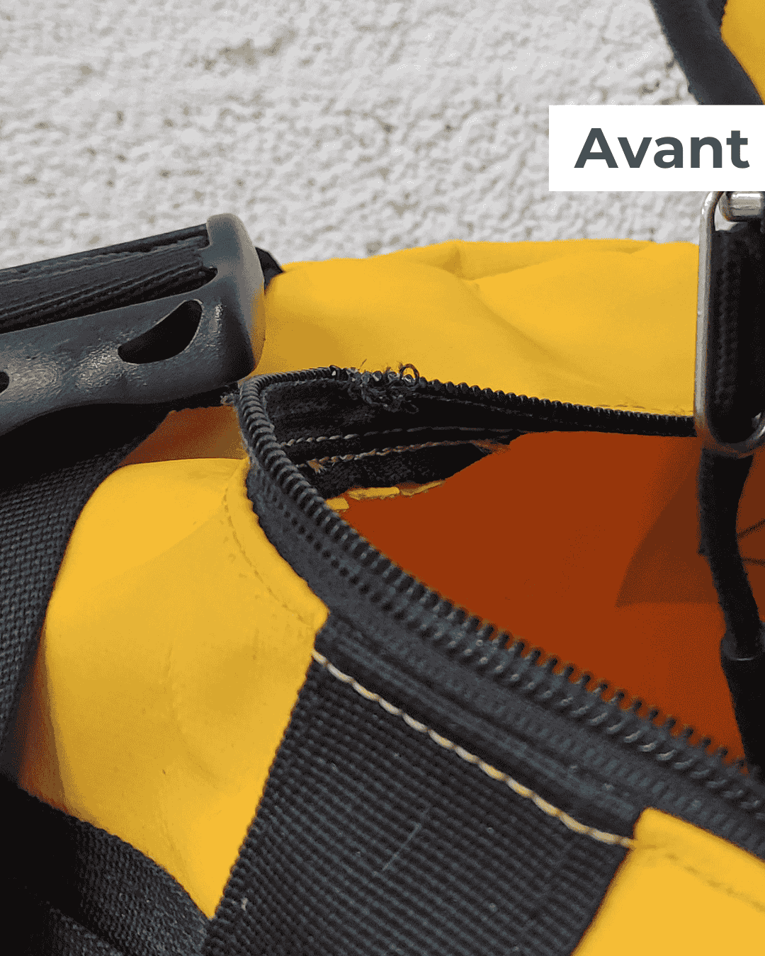 Dents de fermeture éclair cassées sur un sac de voyage The North Face Duffel avant réparation.