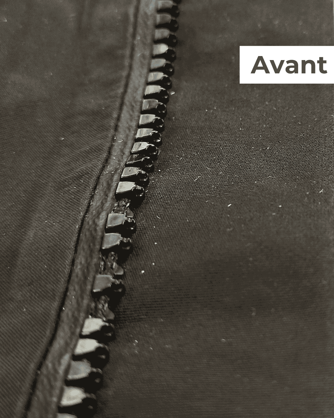 Fermeture éclair centrale défectueuse sur une veste technique avant intervention de réparation.