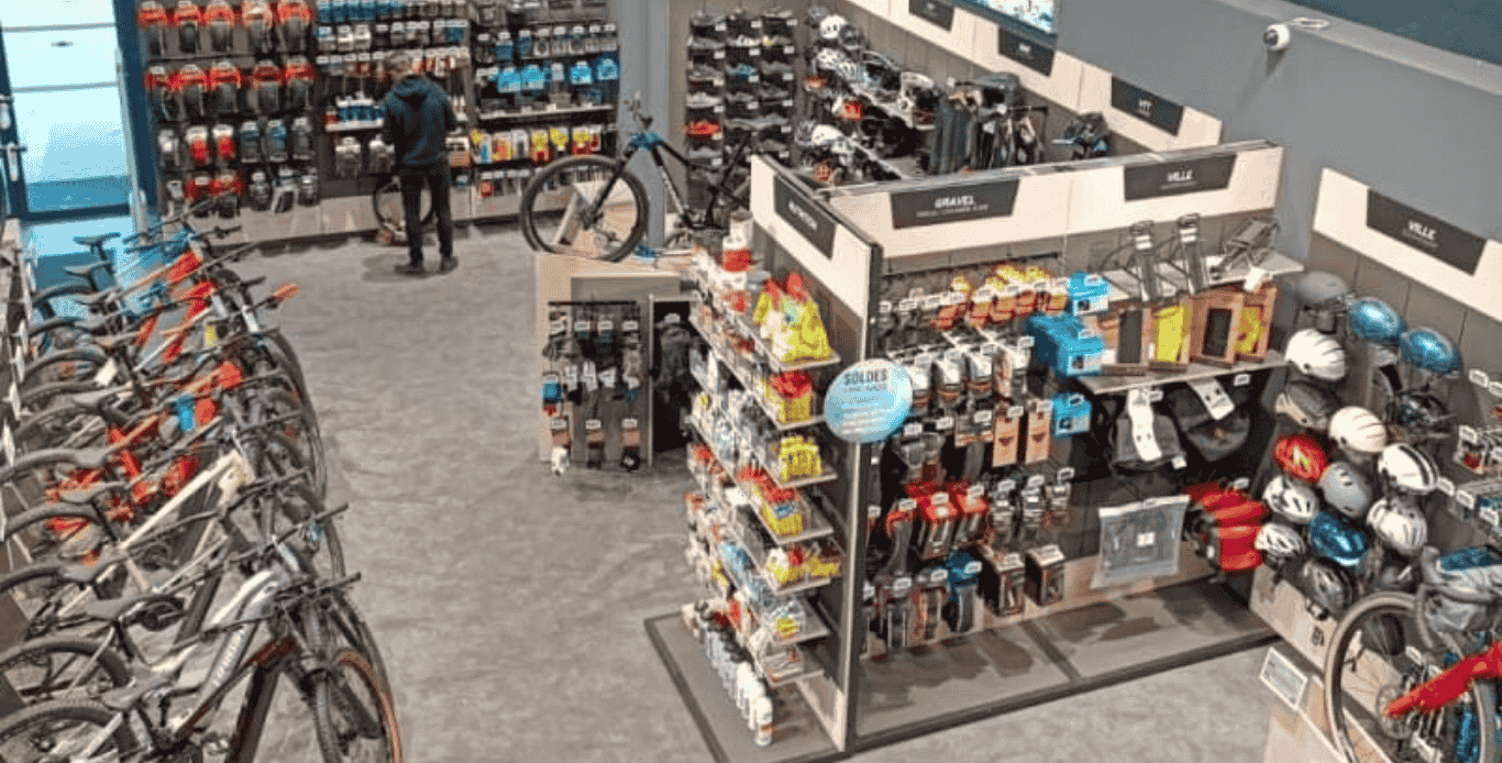 Intérieur du magasin Alltricks de Mérignac près de Bordeaux, point de collecte Goodloop pour la réparation d’équipements techniques comme les vestes et doudounes.