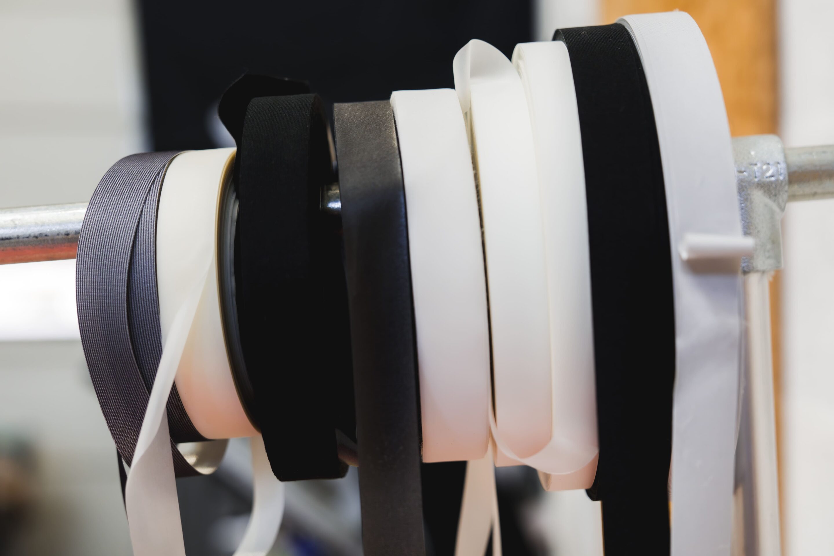 Rouleaux de bandes étanches thermosoudées utilisées pour la réparation textile (Photo : Lilian Menetrier)