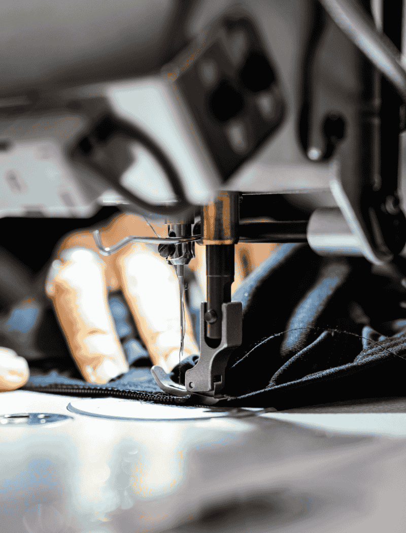 Reparation fermeture eclair veste impermeable Réparation de la fermeture éclair d’une veste imperméable bleue dans l’atelier Goodloop.