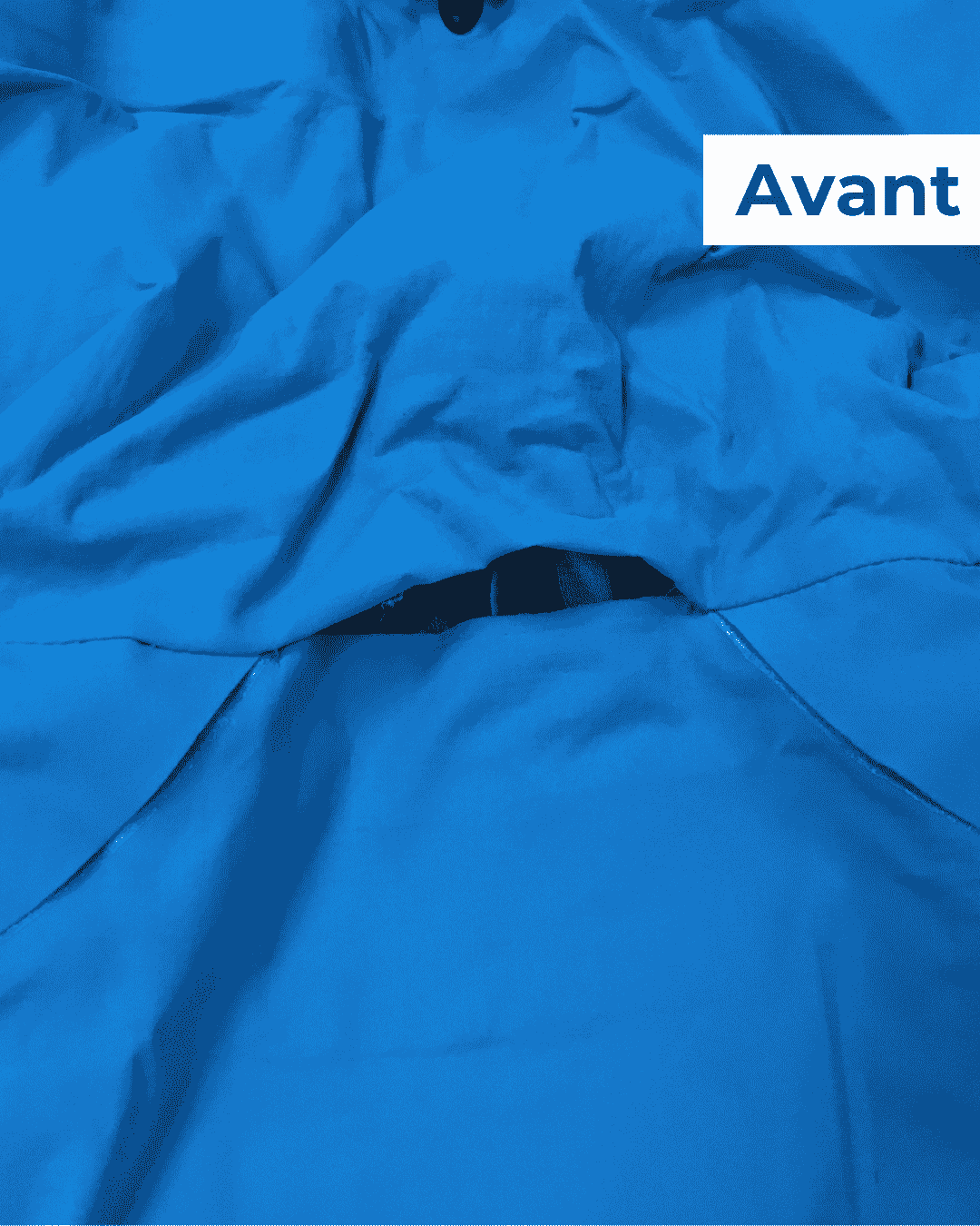 Capuche de veste imperméable avec bandes étanches décollées et coutures apparentes avant réparation.