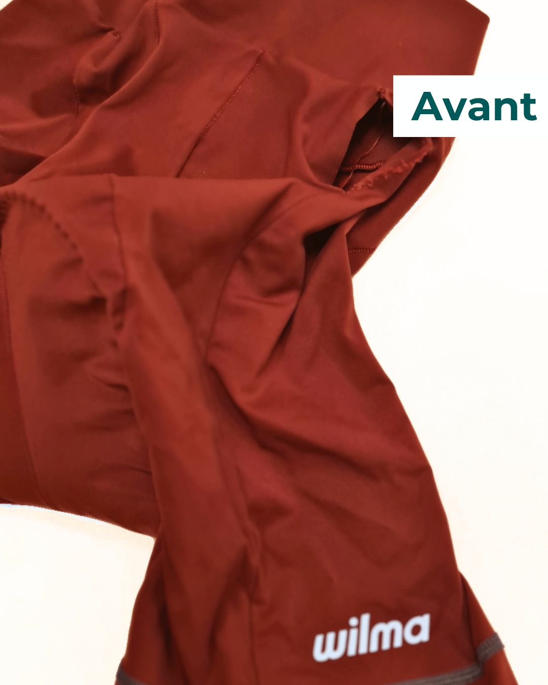 Cycliste Wilma rose avec une couture décousue sur le côté avant réparation.