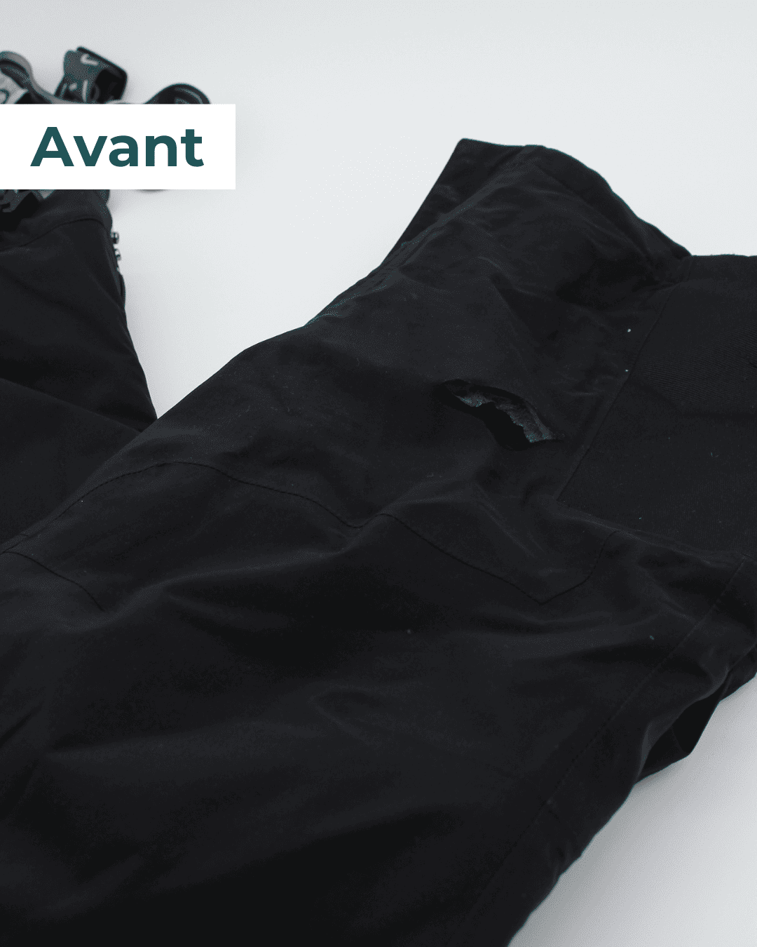 Trou sur un pantalon de ski avant la pose d'un empiècement et étanchéification.