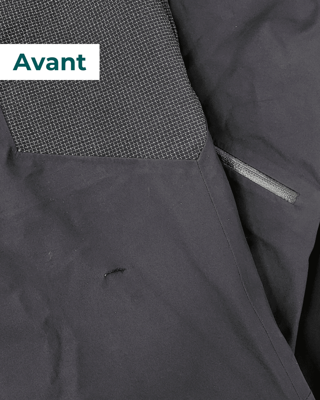 Petit accroc sur le bas d'un pantalon de ski au-dessus du protège-carres avant réparation.