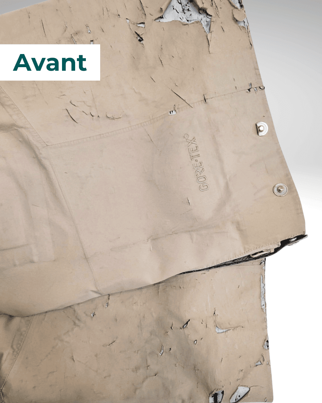 Protège-carre de pantalon de ski avec de nombreuses coupures et déchirures avant réparation.