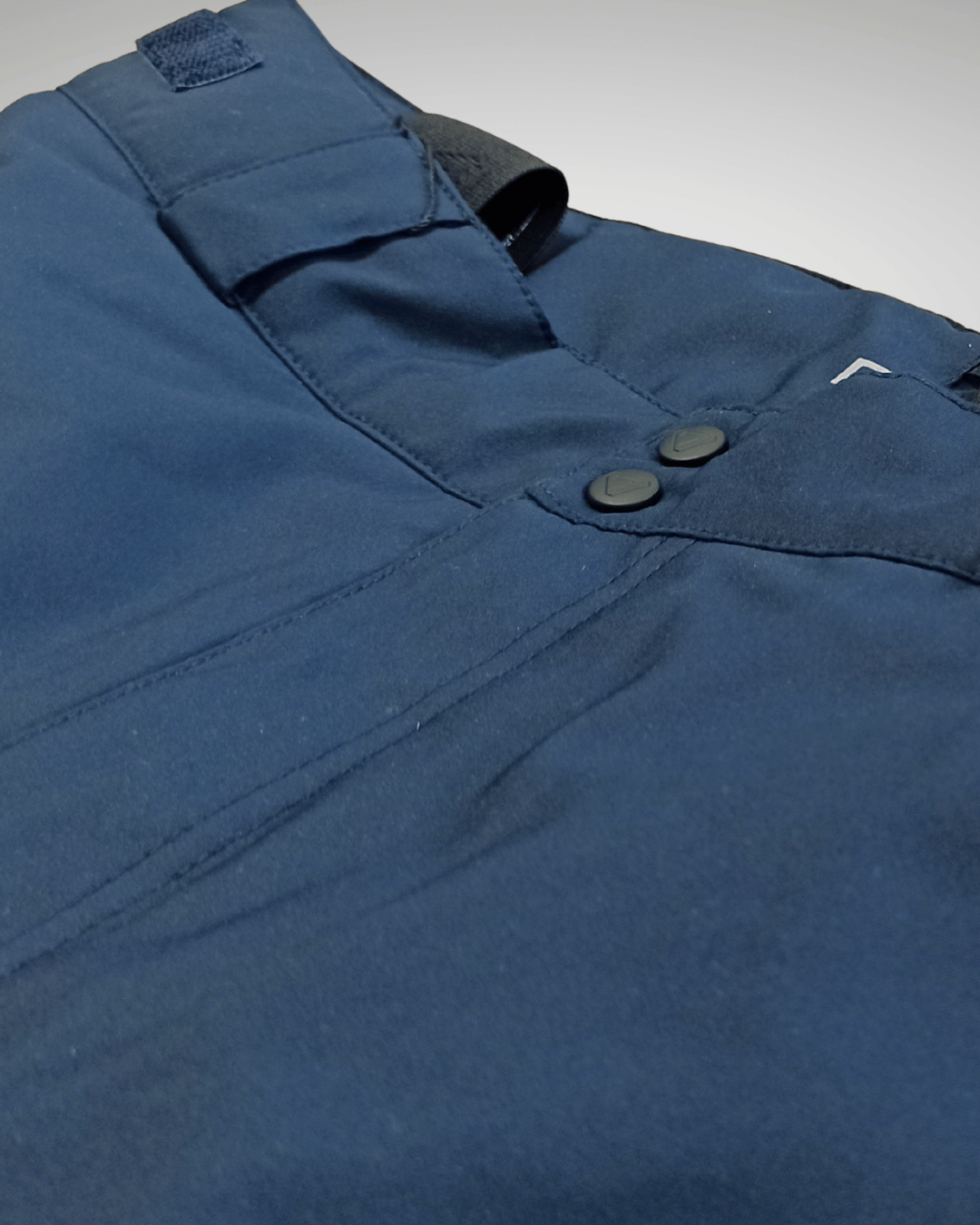 Pantalon de ski avec bouton pression réparé après intervention Goodloop.