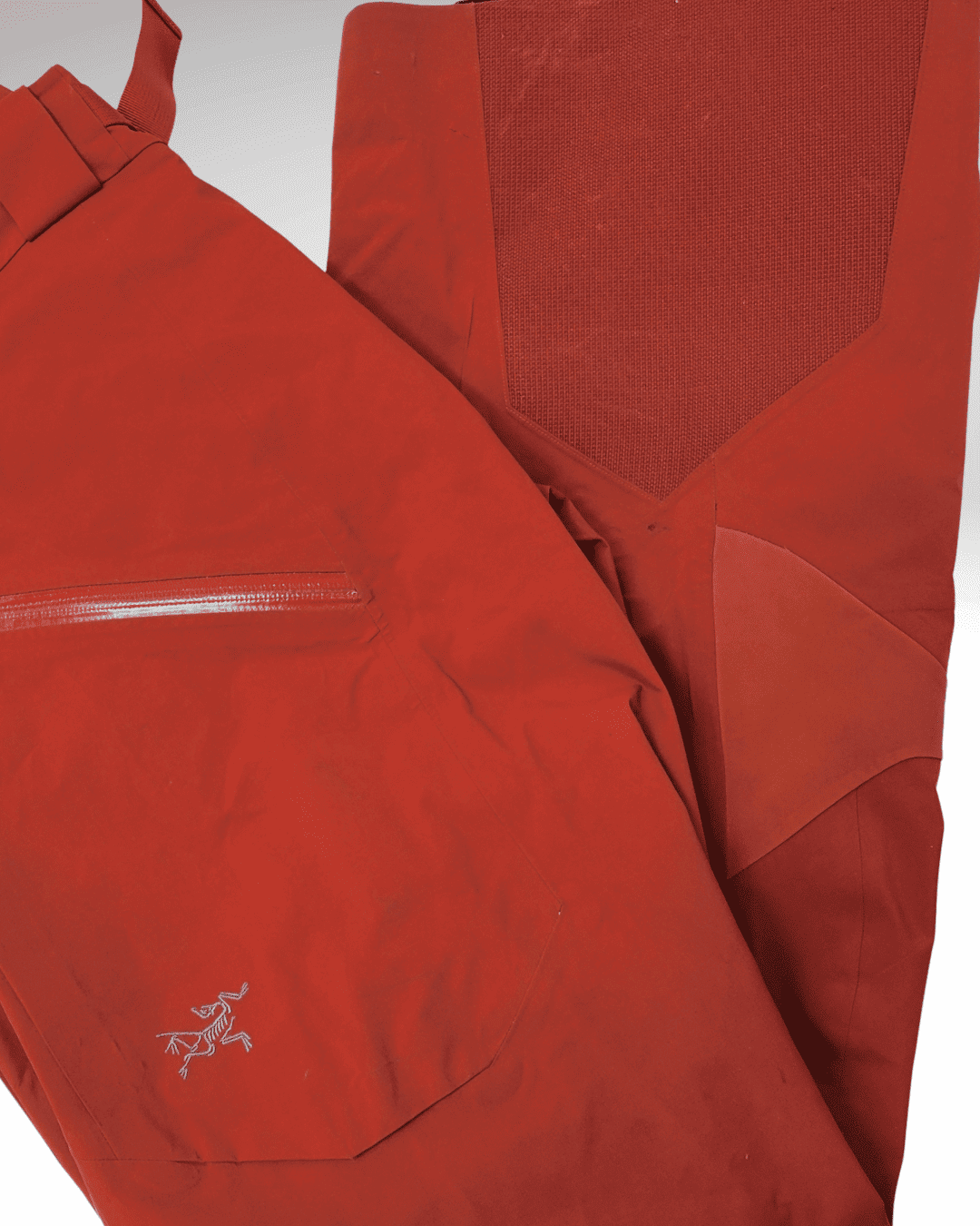 Réparation d’un accroc sur un pantalon de ski Arc’teryx avec un empiècement étanche dans l’atelier Goodloop.