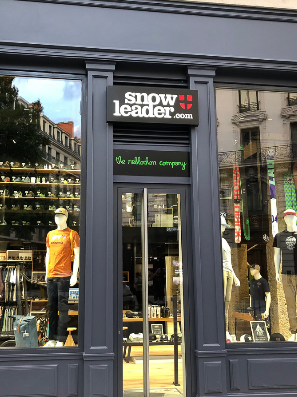 Photo de la vitrine du magasin Snowleader point de collecte des réparations Goodloop