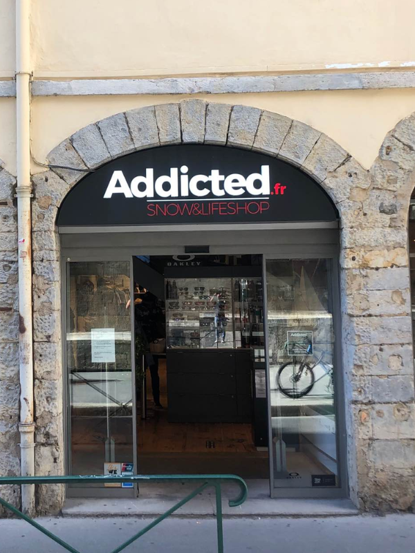 Photo de la vitrine du magasin Addicted point de collecte des réparations Goodloop