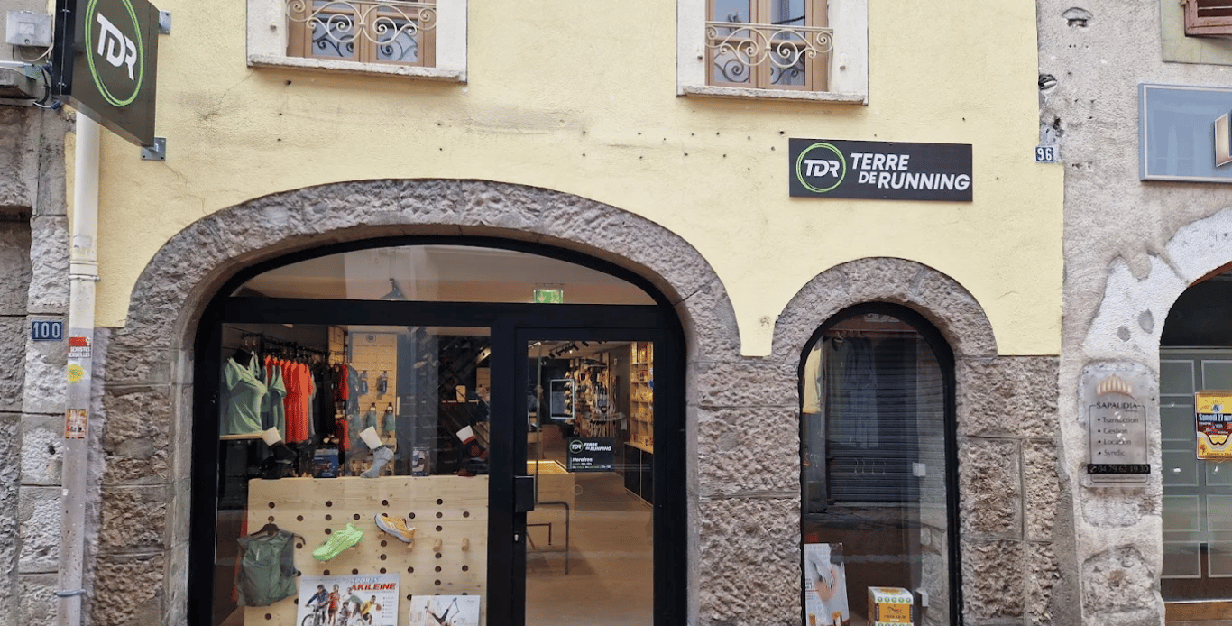 Devanture du magasin Terre de Running Chambery, partenaire et point de collecte Goodloop pour les réparations d’équipements techniques.