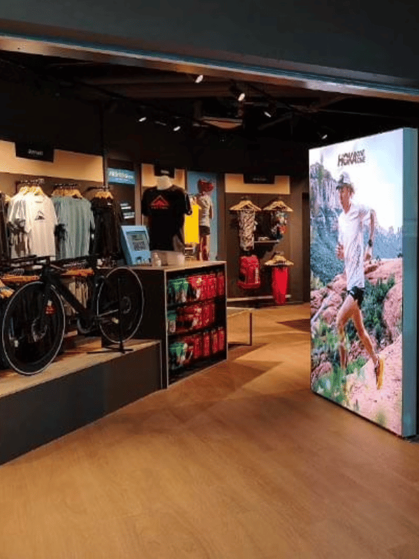 Photo de la vitrine du magasin Alltricks à Bron point de collecte des réparations Goodloop