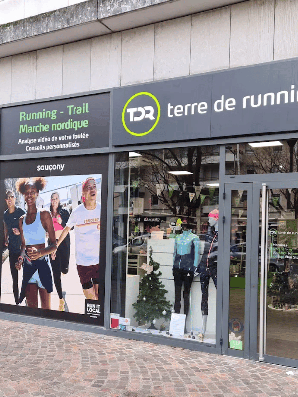 Photo de la vitrine du magasin Terre de Running à Meyzieu point de collecte des réparations Goodloop