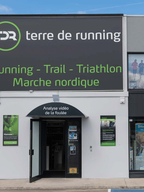 Photo de la vitrine du magasin Terre de Running à Limonest point de collecte des réparations Goodloop