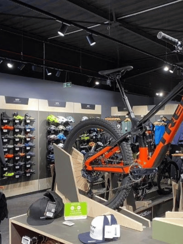 Photo de la vitrine du magasin Alltricks Coignières point de collecte Goodloop
