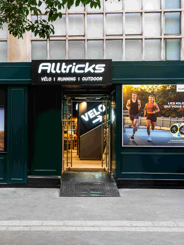 Photo de la vitrine du magasin Alltricks Paris point de collecte Goodloop