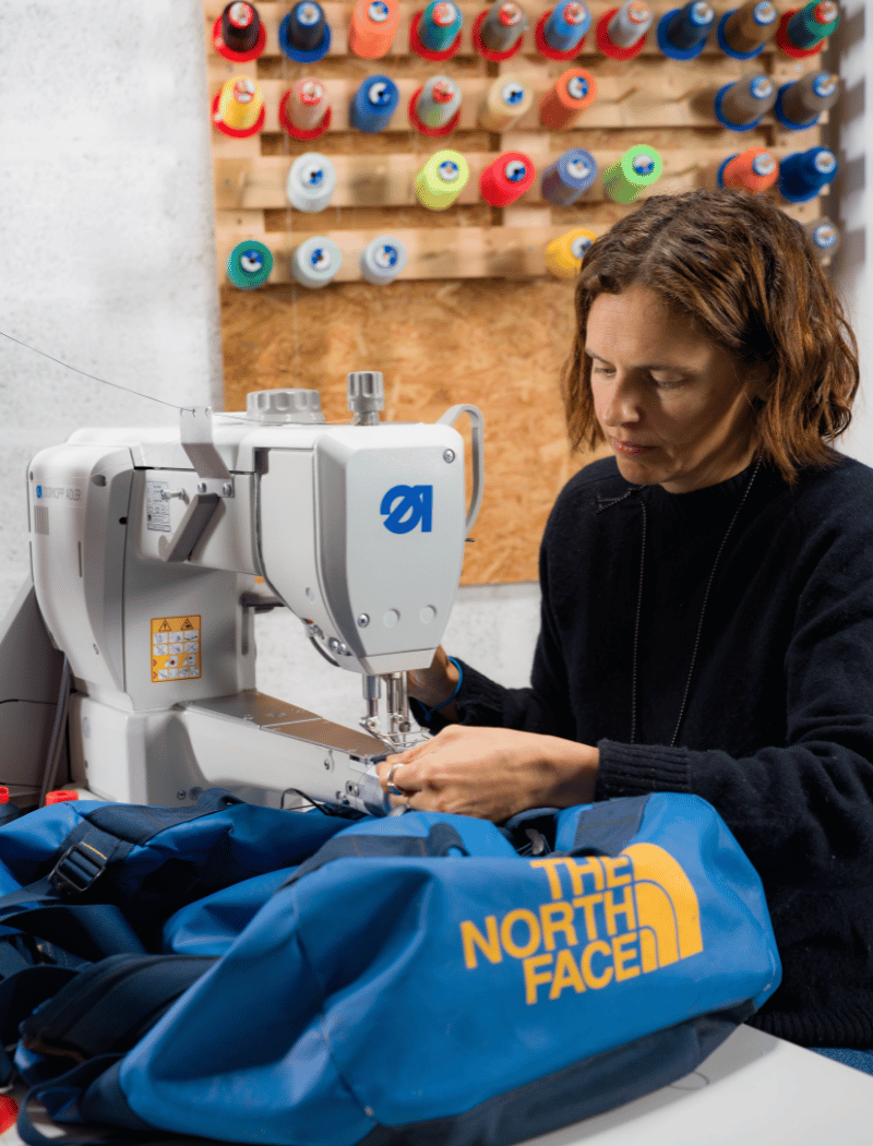 Réparation duffel The North Face bleu avec changement de zip réalisé par Goodloop