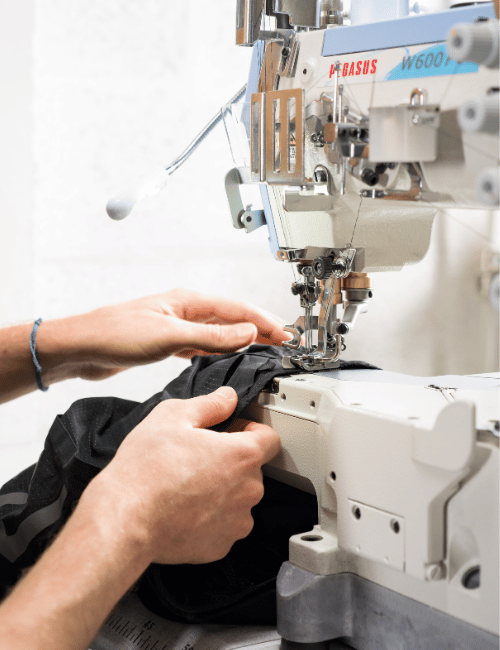 Réparation technique d'un short et cuissard de sport dans l'atelier Goodloop