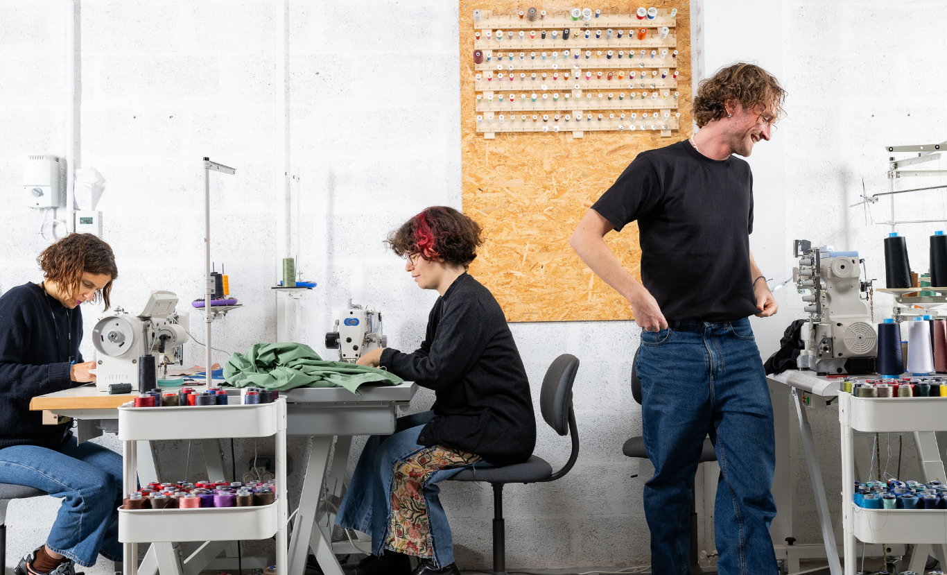 Couturiers et couturières en train de réparer des équipements techniques de grandes marques dans le centre de réparation Goodloop.