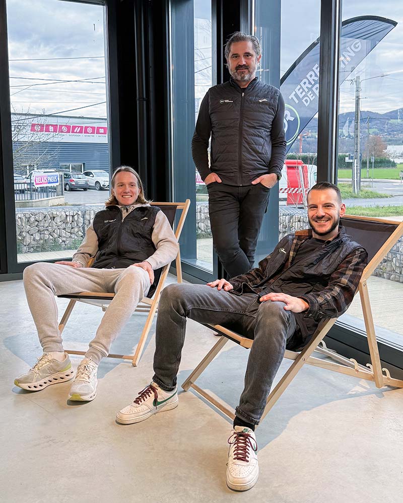 Devanture du magasin Terre de Running Chambery, partenaire et point de collecte Goodloop pour les réparations d’équipements techniques.
