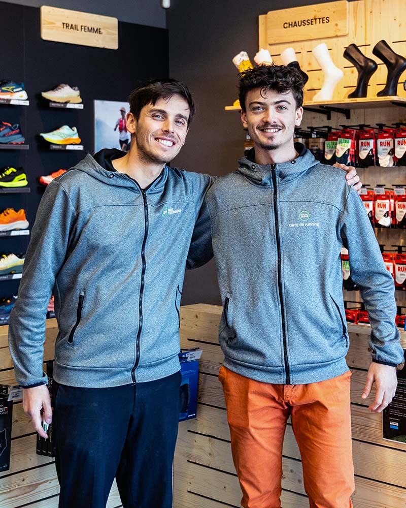 deux vendeurs en magasin. 