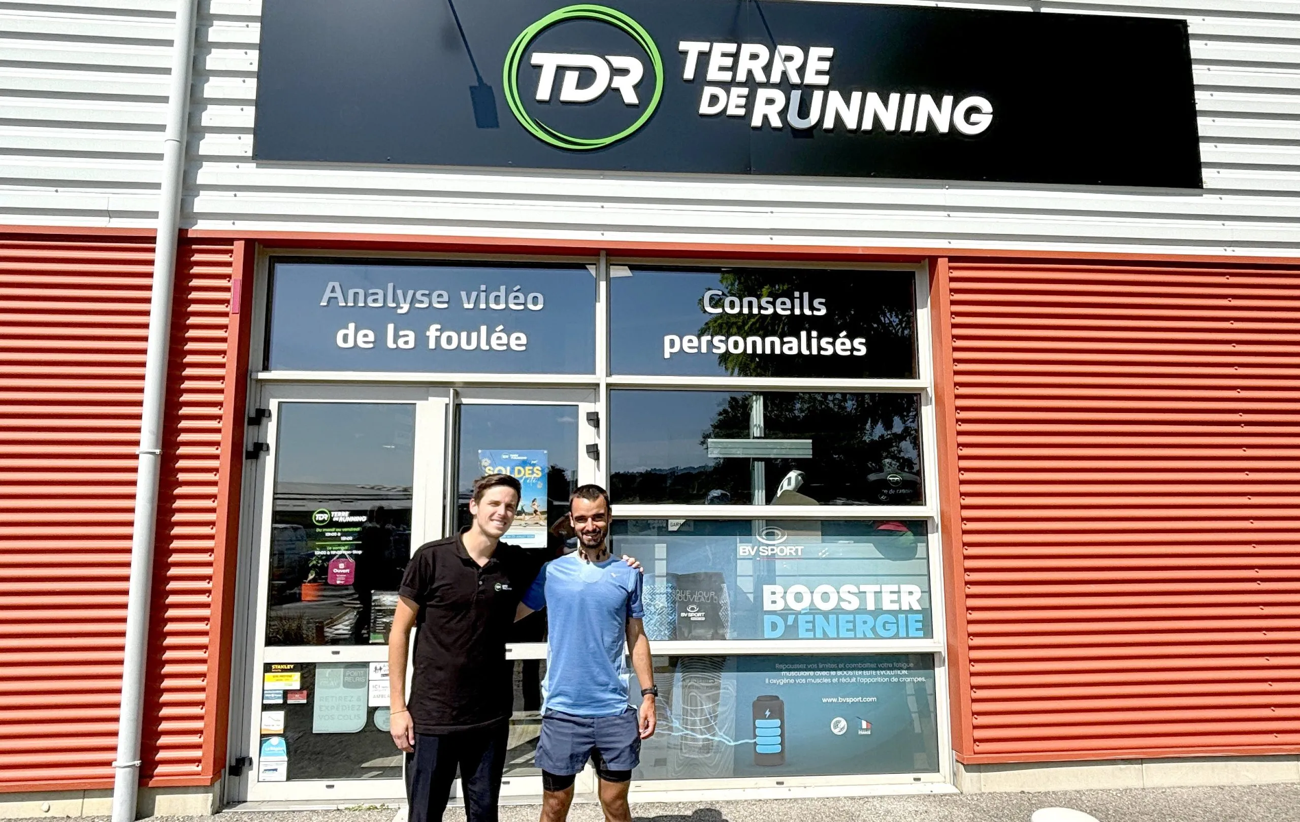 deux vendeurs en magasin. 