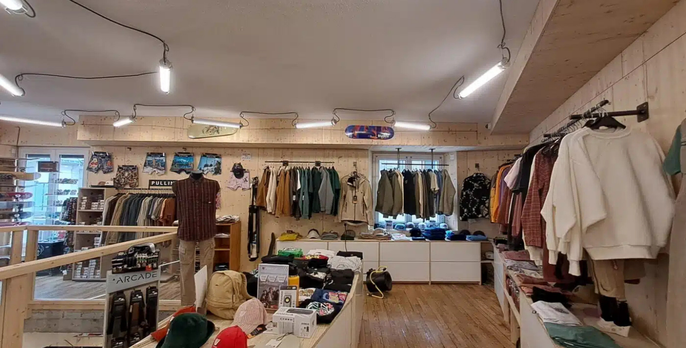 Magasin All 4 Mountain au Bourg-d’Oisans, point de collecte Goodloop pour la réparation d’équipements techniques.